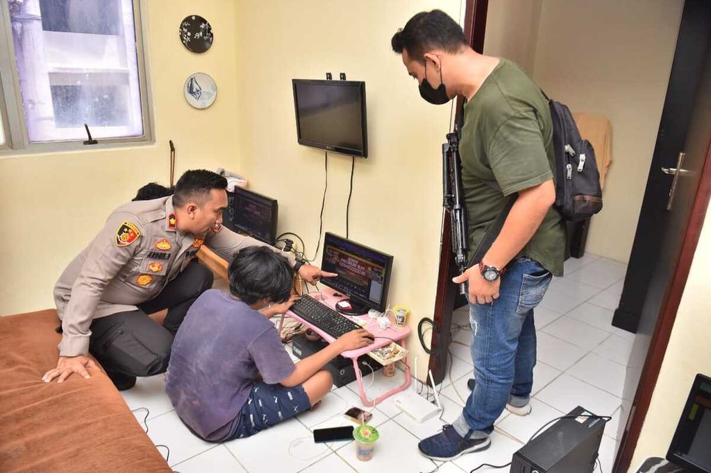 Operasi Besar-Besaran Pembongkaran Server Judi Online di Indonesia